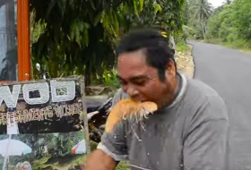 Man strips whole coconut in 20 seconds - using just his teeth